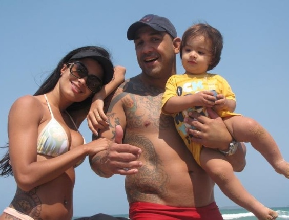 Aline Riscado, dançarina do Faustão, posa para foto ao lado do marido, o lutador de MMA, Rodrigo Riscado, e do filho Nathan (10/3/12)