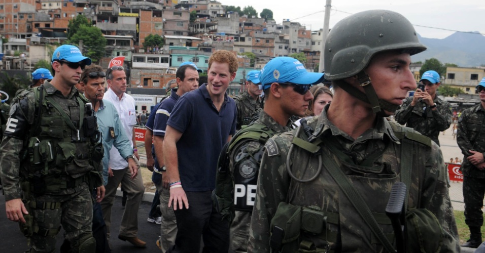 Escoltado pelo exército, príncipe Harry deixa o Complexo do Alemão, no Rio de Janeiro (10/3/12)