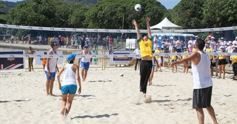 Harry joga vôlei de praia no mesmo time da ex-jogadora Adriana Behar, no Aterro do Flamengo (10/3/12)