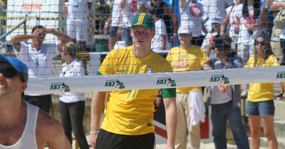 Harry joga vôlei de praia no mesmo time da ex-jogadora Adriana Behar, no Aterro do Flamengo (10/3/12)