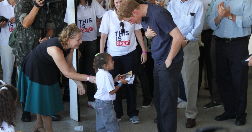 O príncipe Harry chega ao Complexo do Alemão, onde é recebido por um coral formado por crianças da comunidade, no Rio de Janeiro (10/3/12)