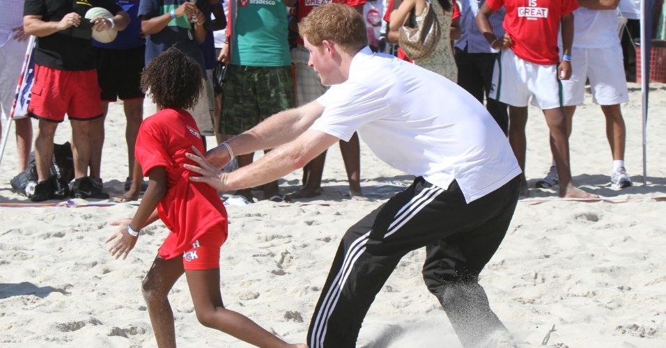 O príncipe Harry joga rúgbi com crianças do Morro do Cantagalo, na Zona Sul carioca, no Aterro do Flamengo (10/3/12)