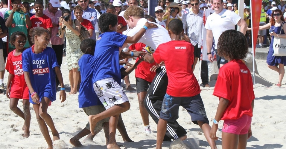 O príncipe Harry joga rúgbi com crianças do Morro do Cantagalo, na Zona Sul carioca, no Aterro do Flamengo (10/3/12)
