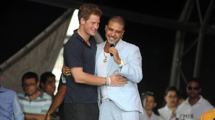 Príncipe Harry abraça o cantor Diogo Nogueira no Complexo do Alemão após inauguração da Educap (10/3/12) Príncipe Harry abraça o cantor Diogo Nogueira no Complexo do Alemão após inauguração da Educap (10/3/12)
