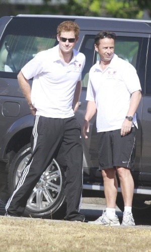 Príncipe Harry chega para manhã de corrida com calça esportiva, camiseta e tênis (10/3/12)