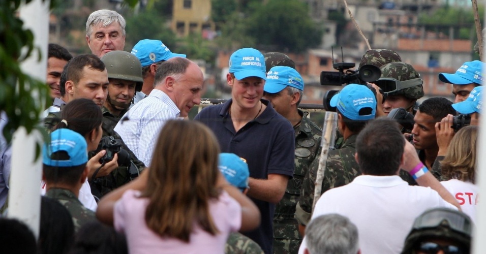 Príncipe Harry coloca boné da força de pacificação no Complexo do Alemão, no Rio de Janeiro (10/3/12)