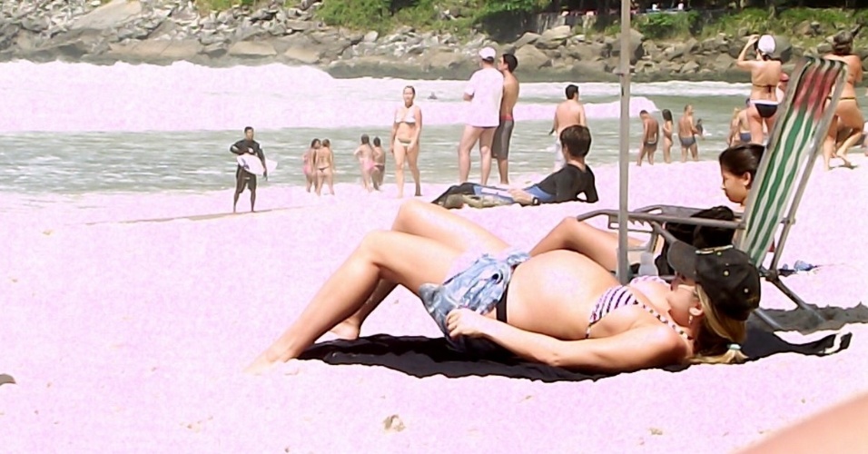 Grávida de sete meses, Grazi Massafera toma sol na Prainha, no Rio de Janeiro (11/3/12). A atriz espera uma menina, que vai se chamar Sofia