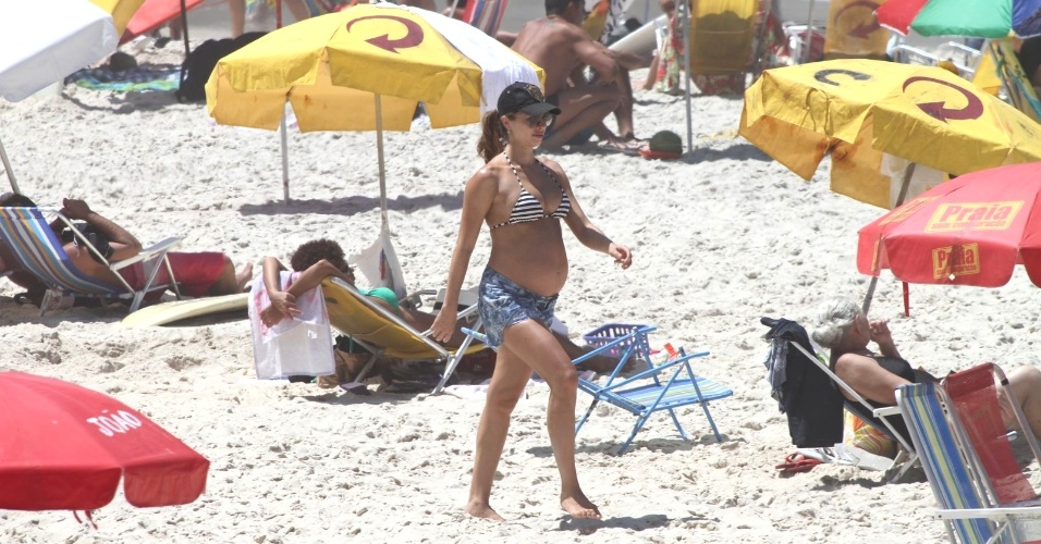 Grávida de sete meses, Grazi Massafera toma sol na Prainha, no Rio de Janeiro (11/3/12). A atriz espera uma menina, que vai se chamar Sofia