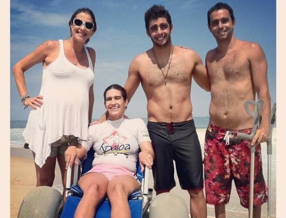 Luana Piovani posta uma foto sua no Twitter com amigos do marido Pedro Scoby que fazem parte de um projeto que leva deficientes físicos para aprenderem a surfar, no Rio de Janeiro. A atriz comentou a ação dos rapazes: "eu sou feliz pq conheço e aprendo com pessoas do bem<3" (11/3/12)