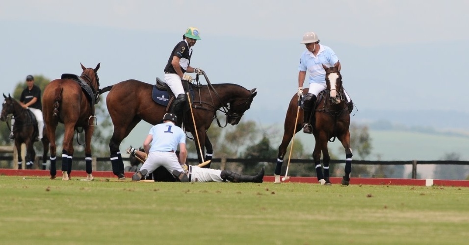 Príncipe Harry socorre jogador de polo que caiu do cavalo durante partida beneficente em Campinas, interior de São Paulo (11/3/12)