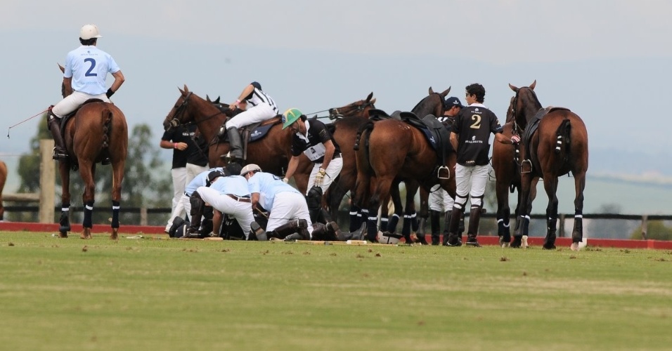 Príncipe Harry socorre jogador de polo que caiu do cavalo durante partida beneficente em Campinas, interior de São Paulo (11/3/12)