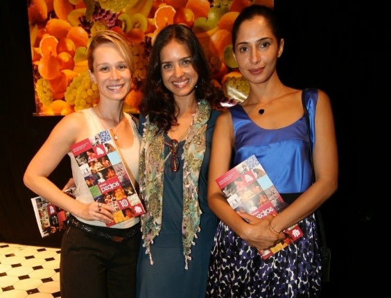 As atrizes Mariana Ximenes, Joana Limaverde e Camila Pitanga na comemoração de 10 anos do "Grupo Pedras", no Teatro Glaucio Gill, em Copacabana (14/3/12)