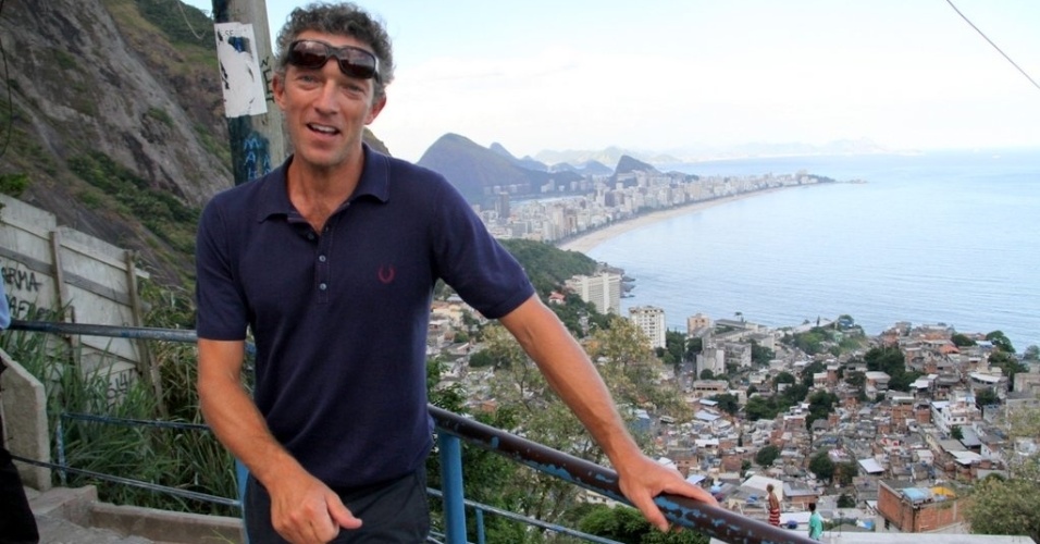 O ator francês Vincent Cassel posa para foto durante visita à comunidade do Vidigal, na zona sul do Rio (15/3/12)