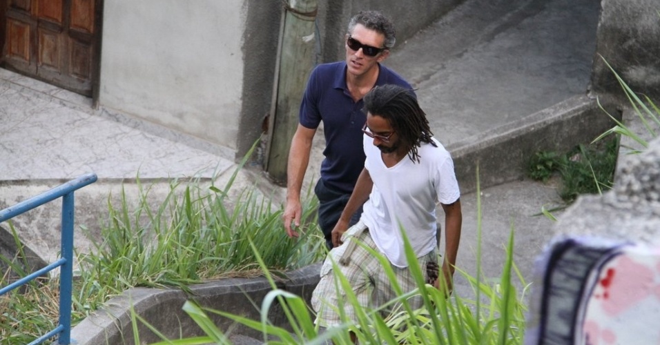 O ator francês Vincent Cassel visita a comunidade do Vidigal, na zona sul do Rio (15/3/12)