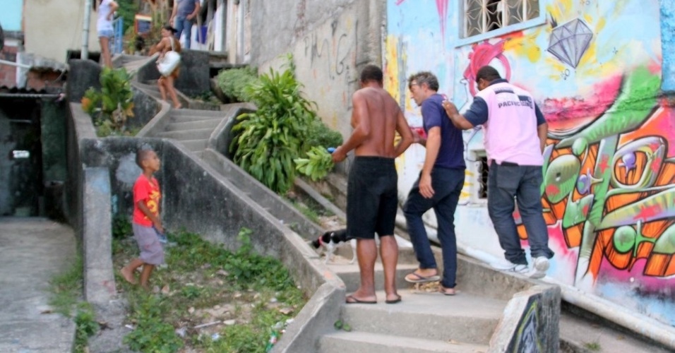 O ator francês Vincent Cassel visita a comunidade do Vidigal, na zona sul do Rio (15/3/12)