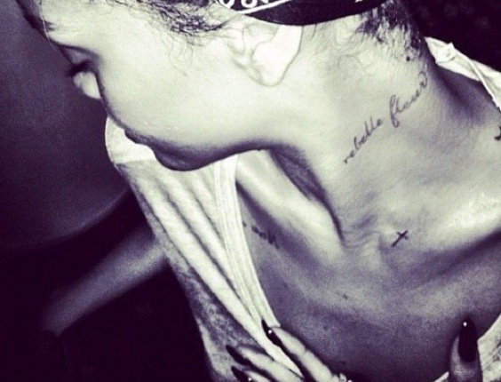 A cantora Rihanna mostra sua nova tatuagem, uma pequena cruz perto do pescoço (16/3/12)