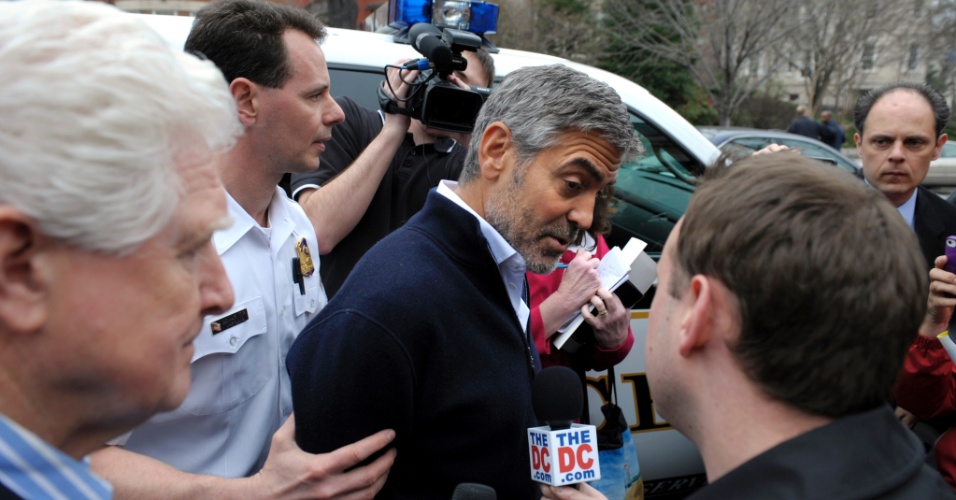 George Clooney é detido ao participar de uma manifestação em frente à embaixada do Sudão em Washington, nos Estados Unidos (16/3/12)
