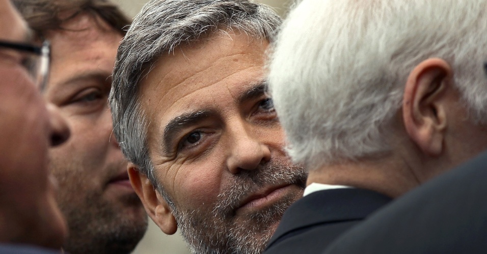George Clooney e o pai Nick Clooney (dir.) são detidos ao participarem de uma manifestação em frente à embaixada do Sudão em Washington, nos Estados Unidos (16/3/12)