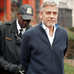 George Clooney e o pai Nick Clooney (dir.) são detidos ao participarem de uma manifestação em frente à embaixada do Sudão em Washington, nos Estados Unidos (16/3/12)