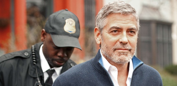 George Clooney, que já foi detido quando participou de uma manifestação em frente à embaixada do Sudão em Washington, em 2012, acusando o presidente do país africano, Omar al-Bashir, de provocar uma crise humanitária e impedir a chegada de alimentos à região fronteiriça entre Sudão e Sudão do Sul