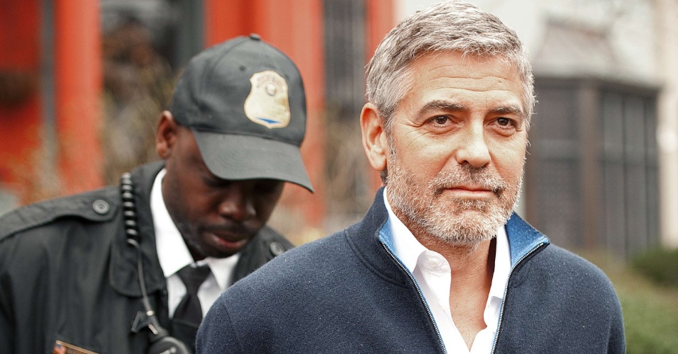 George Clooney e o pai Nick Clooney (dir.) são detidos ao participarem de uma manifestação em frente à embaixada do Sudão em Washington, nos Estados Unidos (16/3/12). O ator acusa o presidente do país africano, Omar al-Bashir, de provocar uma crise humanitária e impedir a chegada de alimentos à região fronteiriça entre Sudão e Sudão do Sul. Fontes próximas ao ator disseram ao site TMZ, que ele ficou feliz com a prisão, pois deixou mais em evidência a crise no país africano