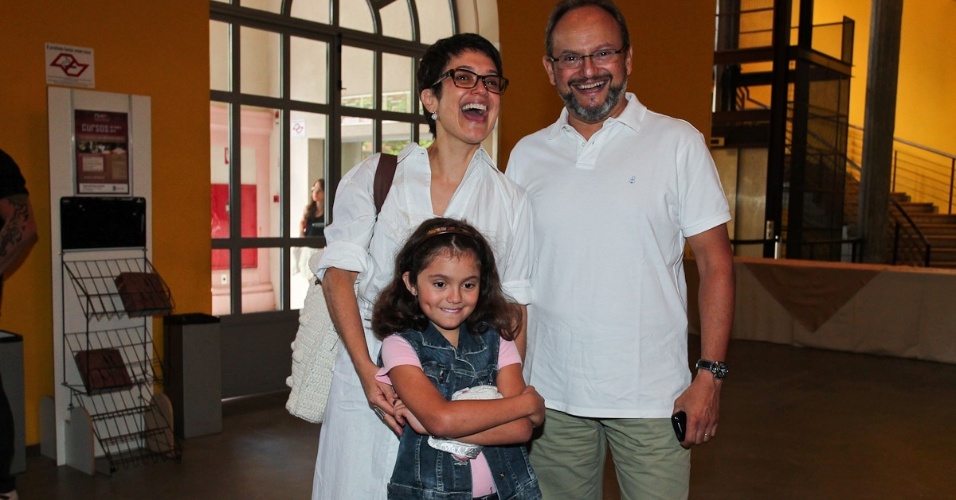 A jornalista Sandra Annenberg vai com a família ao espetáculo infantil "Pedro e o Lobo", em Perdizes, São Paulo (18/3/12)