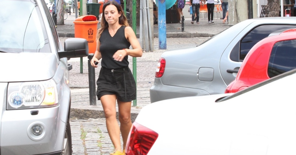 Atriz Carla Marins estaciona o carro em local proibido no Rio de Janeiro e corre para tirá-lo do local (19/3/12)