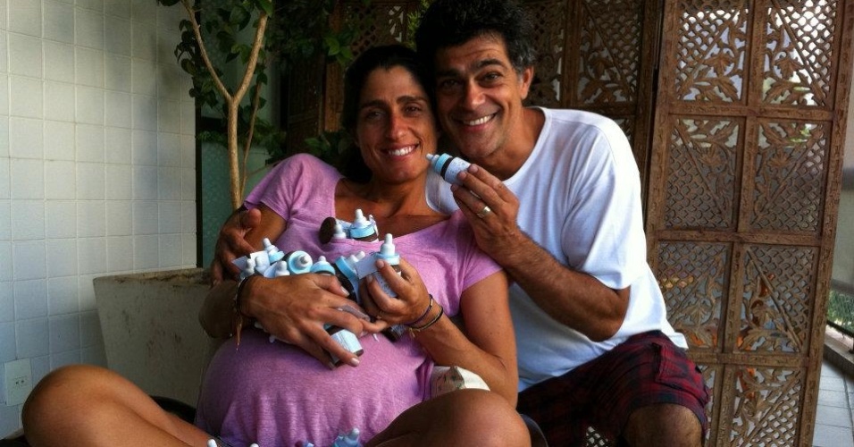 Cynthia Howlett e Eduardo Moscovis posam com as lembrancinhas que irão distribuir na maternidade (19/3/2012)