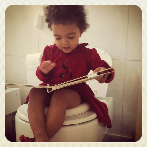 Luciele Di Camargo posta foto da filha no banheiro (20/3/12)
