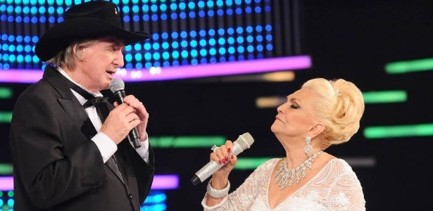 Sérgio Reis e Hebe cantam juntos em programa de aniversário da apresentadora (1/3/11)