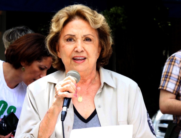 A atriz Eva Wilma participa de manifestação em São Paulo que comemorou o tombamento do "Quarteirão Cultural", em São Paulo (21/3/2012)