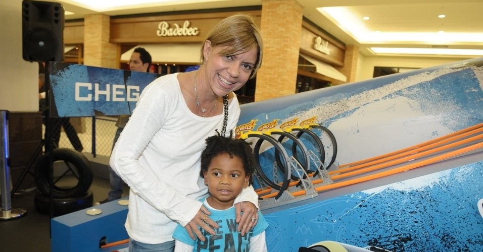 Astrid Fontenelle leva o filho Gabriel a um evento infantil em shopping em São Paulo (21/3/12). A apresentadora do "Chegadas e Partidas" recentemente revelou que está em tratamento contra o lúpus, mas mesmo assim continua gravando o programa, que é exibido pelo GNT