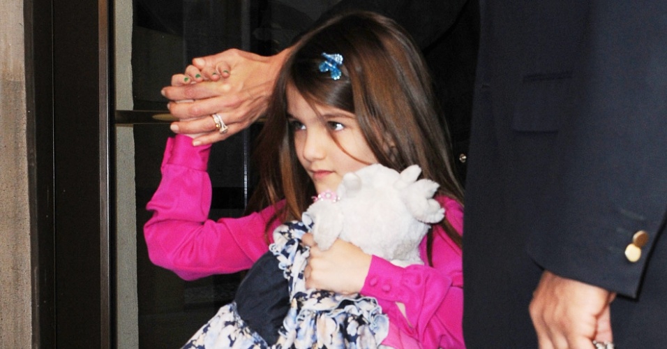 Elegante e com as unhas pintadas de azul, Suri Cruise, filha de Tom Cruise e Katie Holmes, foi vista passeando pelas ruas de Nova York. A garota de 6 anos estava acompanhada pela mãe (20/3/12)