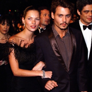 Kate Moss e Johnny Depp no Festival de Cannes, durante o último ano de namoro (1998)