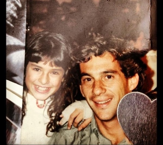 No dia em que Ayrton Senna completaria 52 anos, Fernanda Paes Leme publica foto ao lado do piloto de fórmula 1, que ela tirou na infância. "Foto com o ídolo", escreveu a atriz (21/3/12)