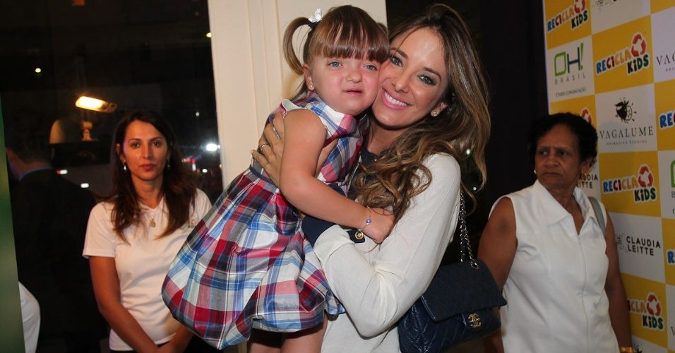 Ticiane Pinheiro e a filha, Rafaella, prestigam evento de marca infantil, em São Paulo (22/3/2012). A menina fez caretas e se divertiu com a mãe