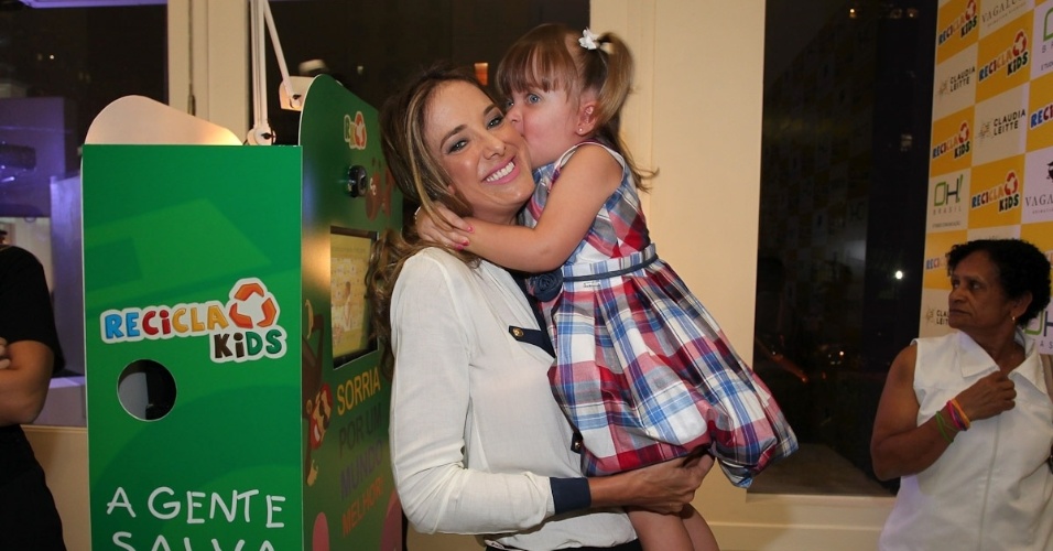 Ticiane Pinheiro e a filha, Rafaella, prestigam evento de marca infantil, em São Paulo (22/3/2012). A menina fez caretas e se divertiu com a mãe