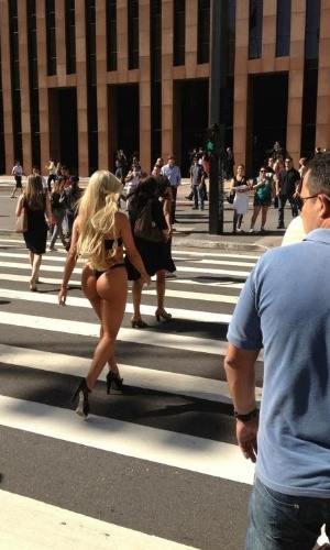 A panicat Aryane Steinkopf (centro) fez fotos sensuais na Avenida Paulista, em São Paulo, para revista "Playboy" de abril. Em um dia comum na cidade, a modelo atraiu os olhares dos curiosos (21/3/12)