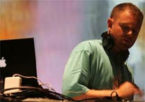 Josh Davis mais conhecido como DJ Shadow