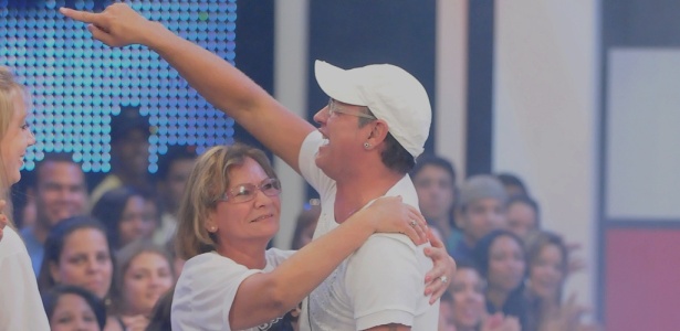 Dicesar deixa o BBB 10 e reencontra a mãe, Alice dos Santos, que sempre aceitou e apoiou a orientação sexual do filho