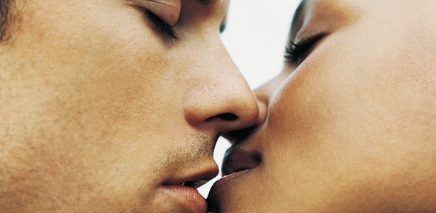 Segundo especialistas, o beijo pode acalmar e melhorar as defesas do organismo. Pratique! - Getty Images