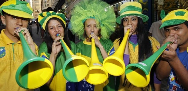 Evite muitos apetrechos, como perucas e bandeiras, e esqueça as vuvuzelas - Almeida Rocha/Folhapress