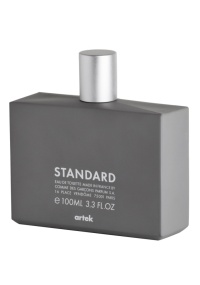Frasco do perfume Standard, da Comme Des Garçons em parceria com a Artek