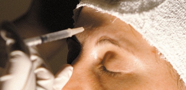 Paciente da médica Adriana Vilarinho recebe aplicação de botox em consultório (28/11/2002) - Luana Fischer/Folhapress