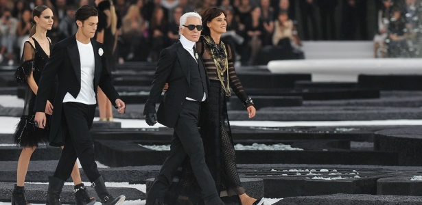 Karl Lagerfeld acompanhado da ex-modelo Inés de la Fressange ao fim do desfile da Chanel para o Verão 2011 (05/10/2010) - Getty Images