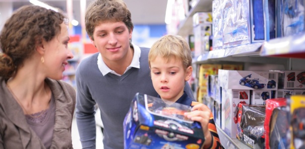 Os filhos podem acompanhar os pais para pesquisar os preços do presente nas lojas - Getty Images/Thinkstock