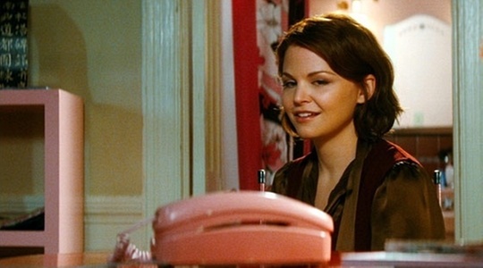 No filme "Ele Não Está Tão a Fim de Você", a personagem Gigi (Ginnifer Goodwin) fica plantada em frente ao telefone à espera de uma ligação do rapaz que conheceu na noite anterior  - Divulgação 