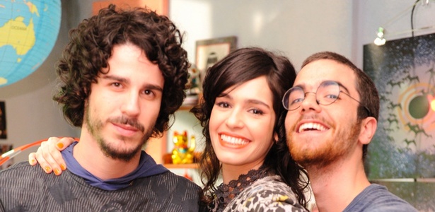 Pedro Neschling, Maria Flor e Bernardo Marinho moram juntos na série global "Aline" - Divulgação/TV Globo 