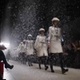 Burberry faz nevar em desfile na semana de Londres; assista - Reprodução