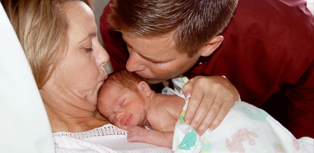 Carolyn e Sean Savage com o bebê Logan. Casal americano não ficou com o bebê - Divulgação HarperOne 